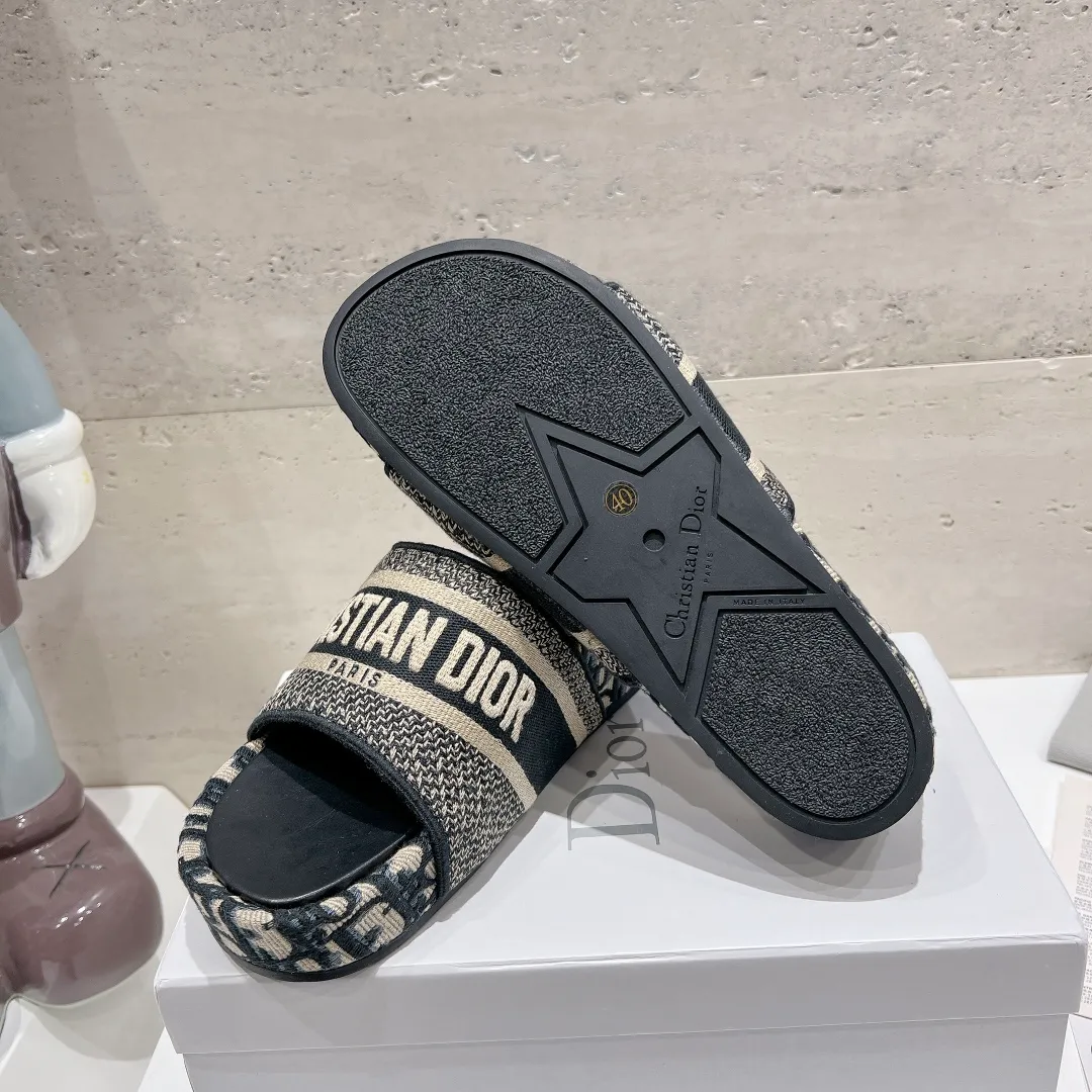 👟👟Ex-factory price 400👟👟Women's shoes Women's clothing DIOR Dior early spring new letter rust thick-soled slippers▪️ ✅What we sell is sheepskin foot leather~ ✅Reject the low-priced version of the market❌ ✅High-end quality, welcome to inspect and compare with three 👏 ✅Beautiful wedge-heeled thick-soled slippers, slimmer feet and longer legs than flat bottoms ✅The benefits for petite girls are here❤️ ✅It is also a must-have for daily travel and home. You can wear it however you like regardless of the occasion. The color is super beautiful! No need to worry about any dress code ✅The outsole is designed with a non-slip and wear-resistant backing, so you don’t have to worry about rain on rainy days 👉Size: 34-40 yards (custom-made sizes 34, 40 and 41 are non-refundable)